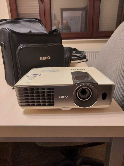videoproiector BENQ si ecran proiectie cu actionare electica