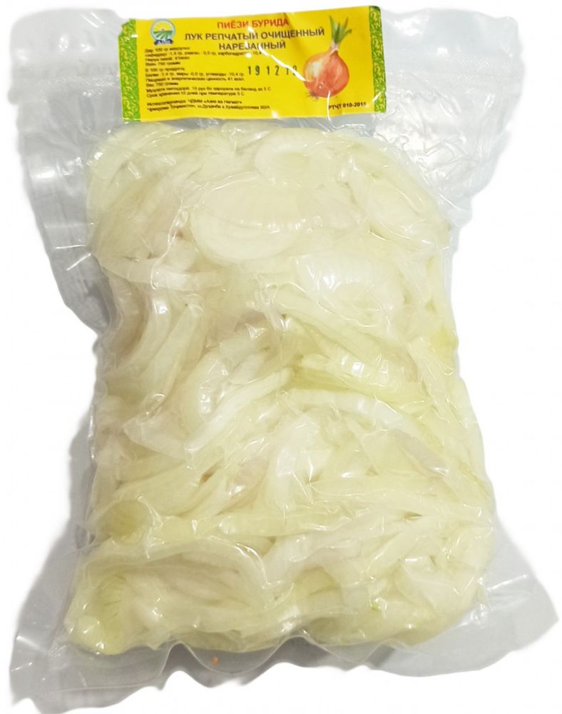 Нарезанный и очищенный лук