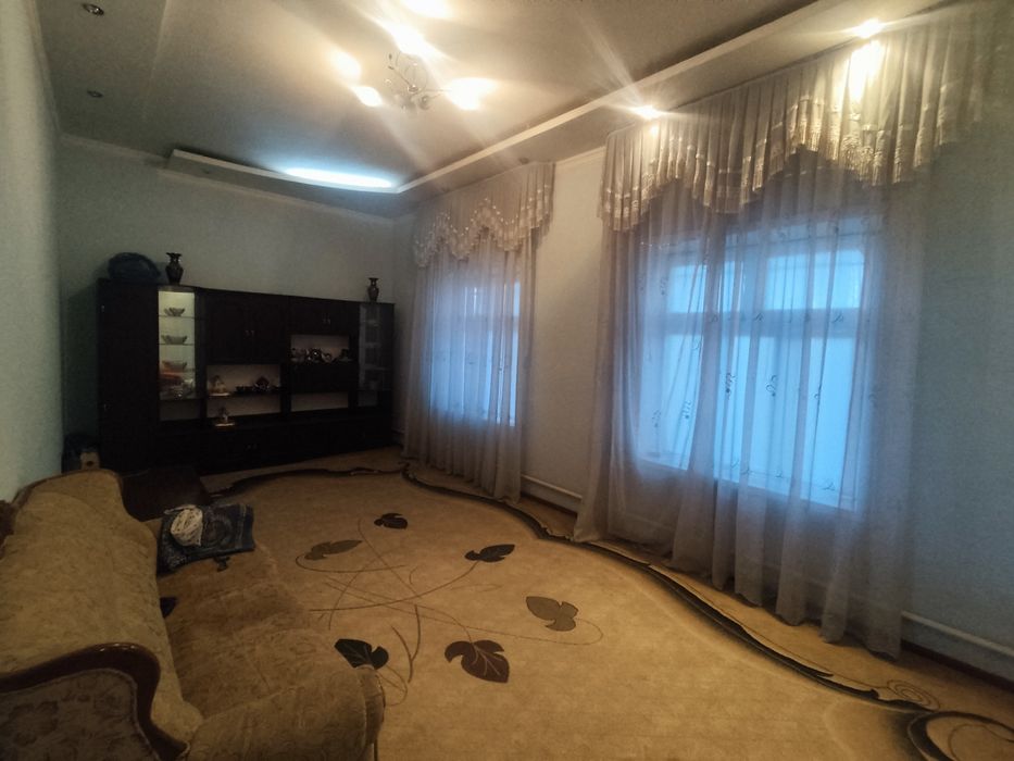 Uy sotiladi narxi kelishiladi