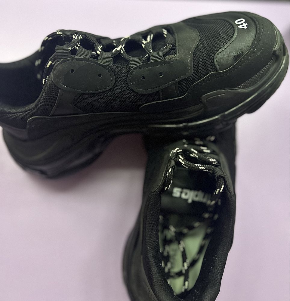 *BALENCIAGA triple s*