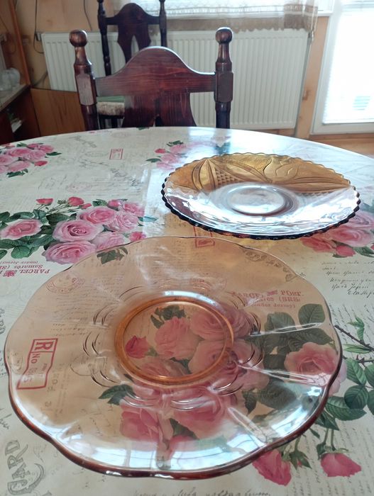 Нови и използвани чинии и купи