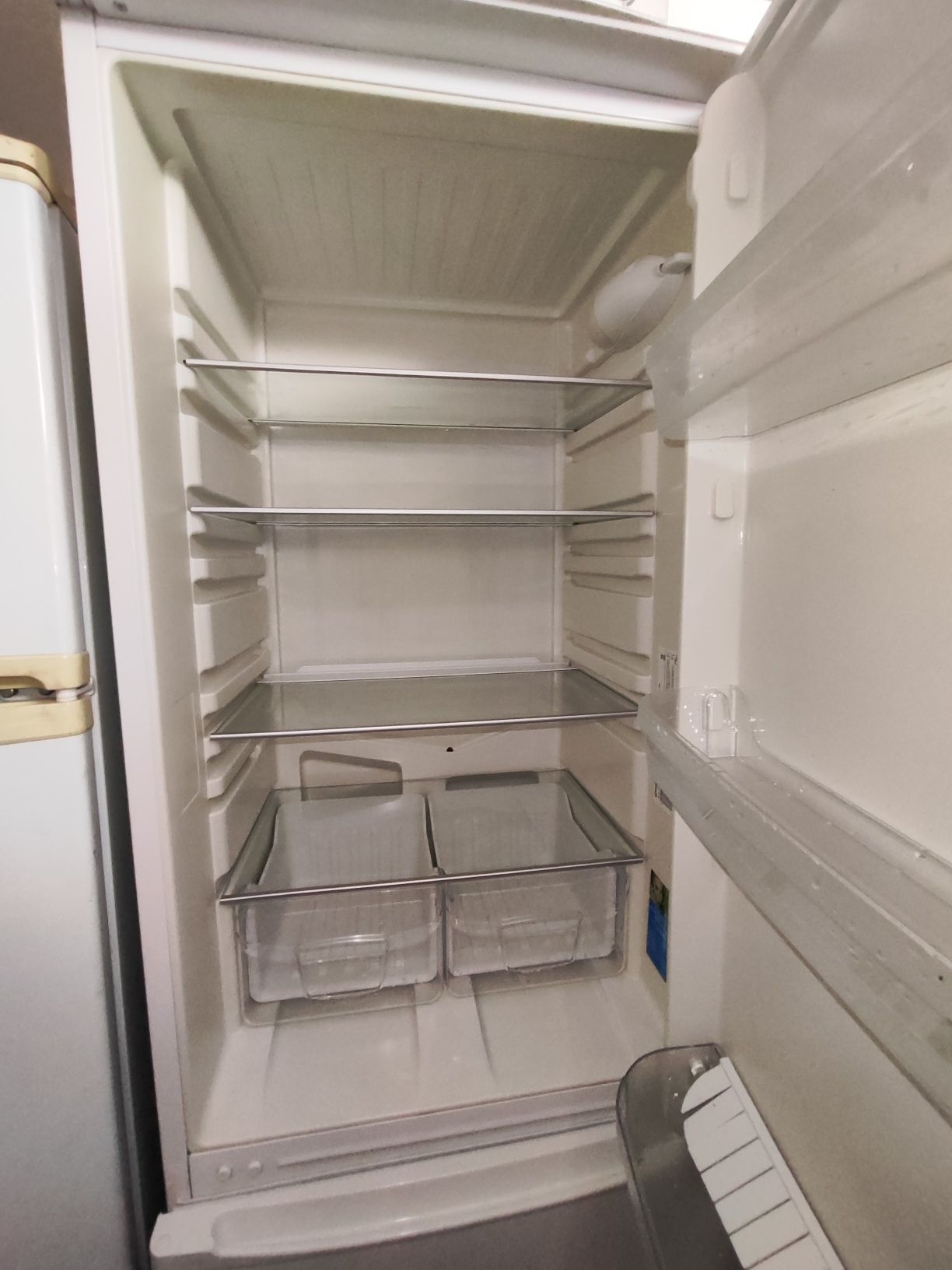 холодильник Indesit  высота 1,90 НА ГАРАНТИИ