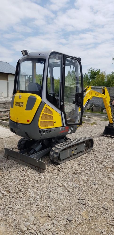 Închiriez miniexcavator diverse lucrări.