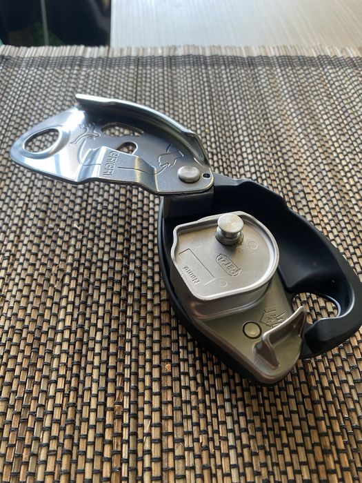 Dispozitiv Petzl Gri-Gri nou