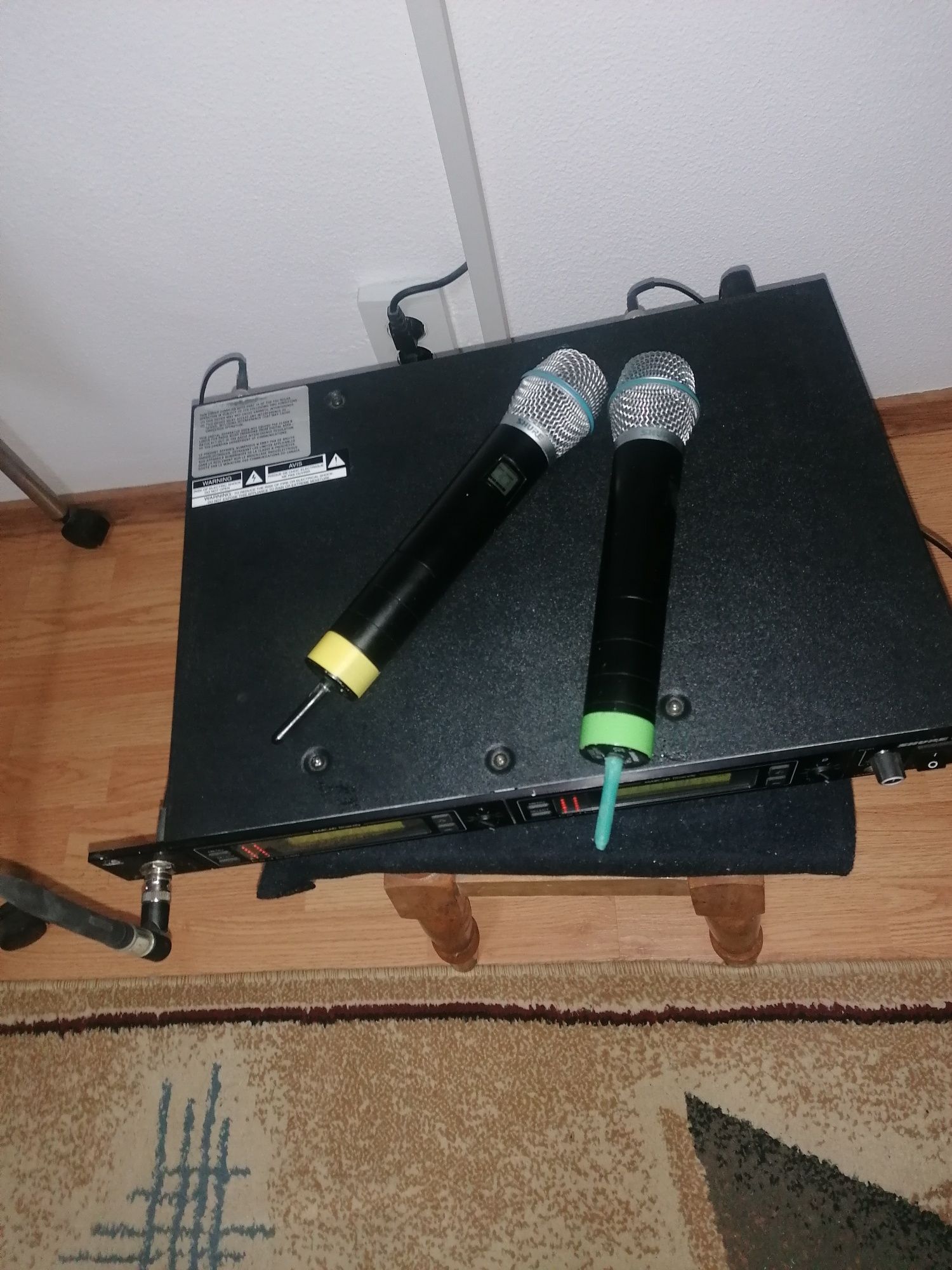 NEGOCIABIL. Set microfoane wireless shure u4d cu beta 87