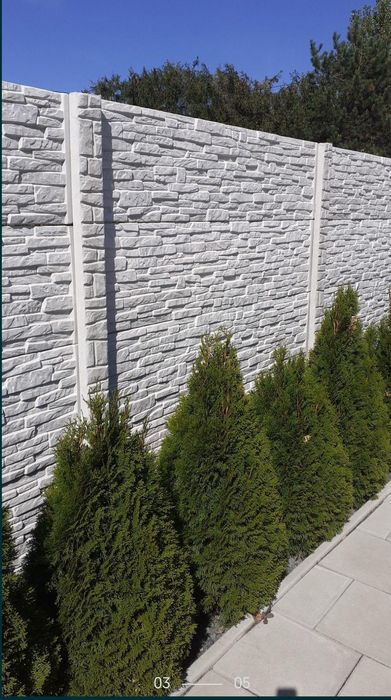 Gard din placi prefabricate de beton cu montaj