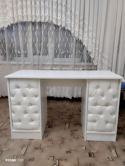 Продам стол маникюрный.