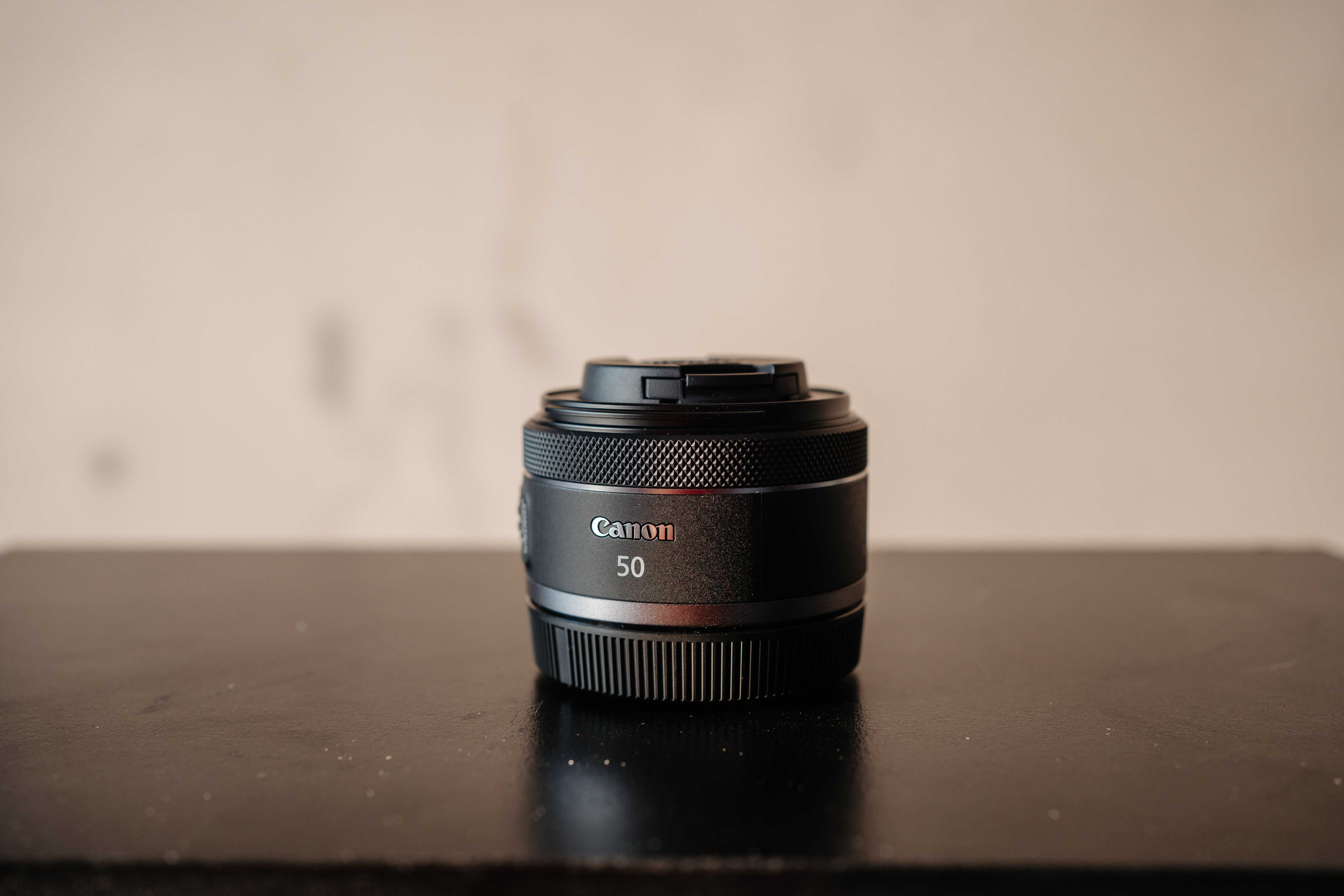 Canon RF 50mm f/1.8 STM nou – mic, ușor și super luminos!