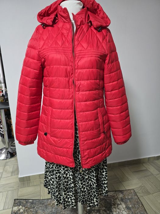 Set format din fusta plisata si pulover alb;