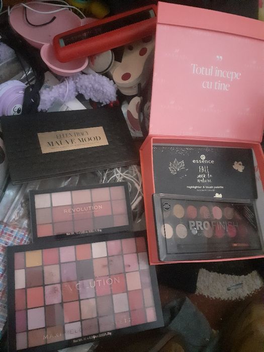 Vând farduri de ochi