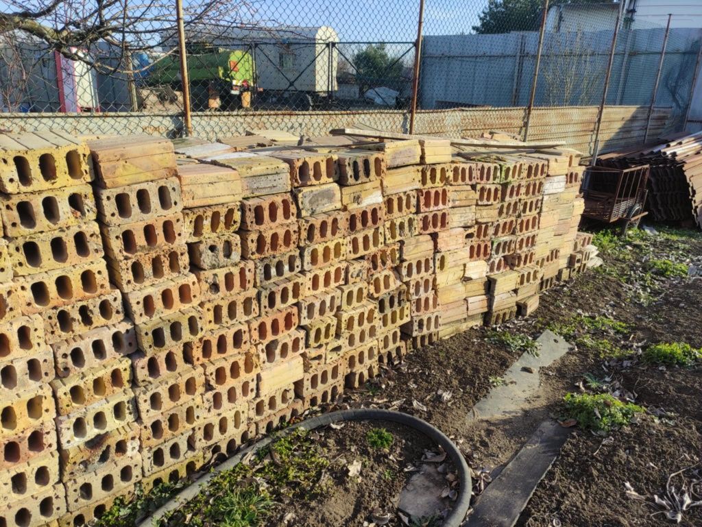 Продавам тухли четворки