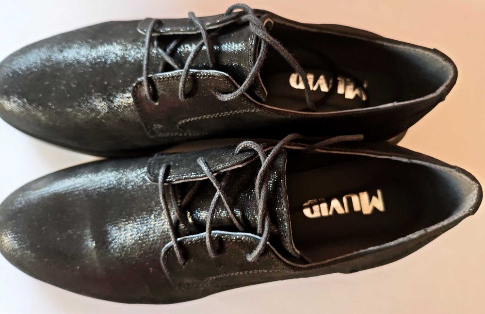 Дамски затворени обувки с връзки, от естествена кожа, номер 41.