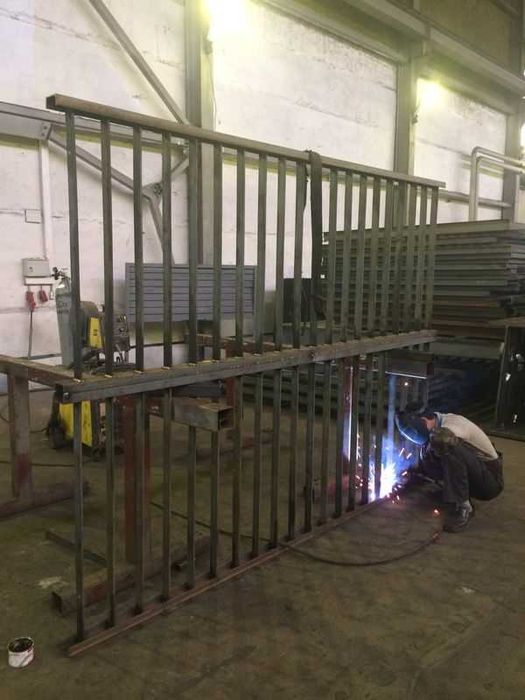 Перила из профильной (квадратной) и круглой трубы на заказ.