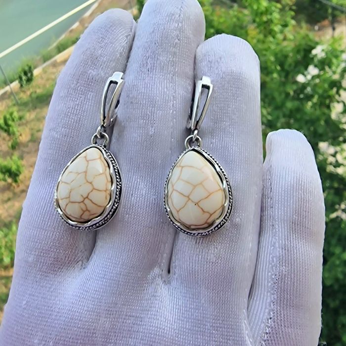 Сережки из натуральных камней.