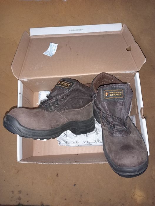 Продам рабочие ботинки.