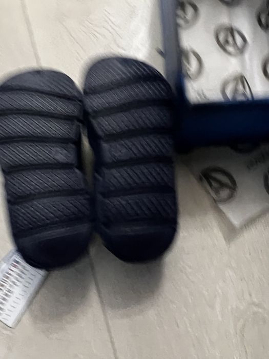 Sandale Avengers NOI cu eticheta copii marimea 26 (15 cm in interior)