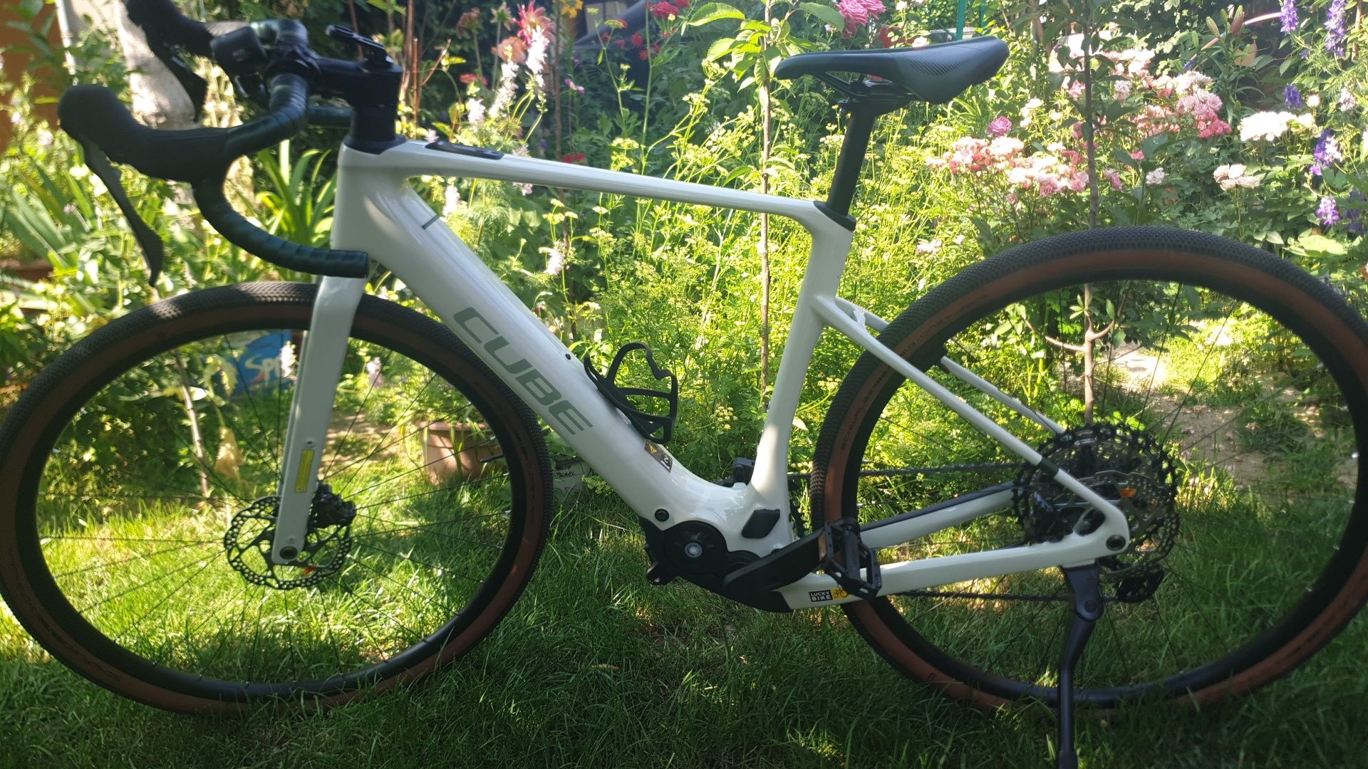 Gravel electric 2025 carbon 14kg  "CUBE NUROAD HYBRID C:62 Race 400X"