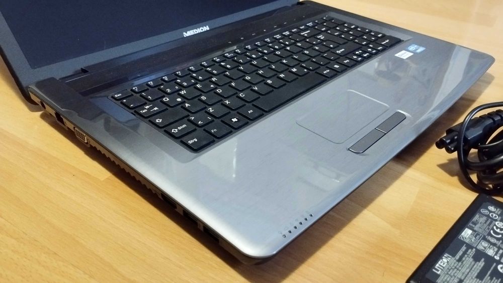 Medion 17,3 inch, Core I7, 8GB, SSD + HDD, HD Graphics, baterie 2 ore