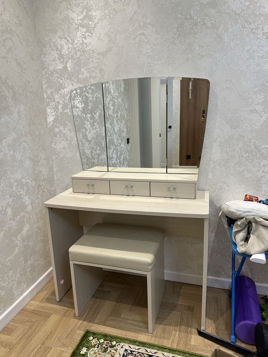 Туалетный столик и тумбочки