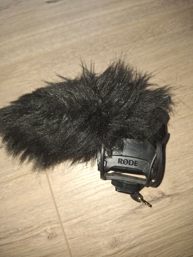 Микрофон Rode VideoMic Pro за монтаж на камера с deadcat