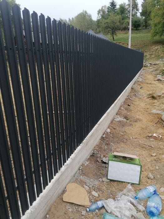 Construim la comanda dvs. garduri si porti din:
- panouri stil jaluzea