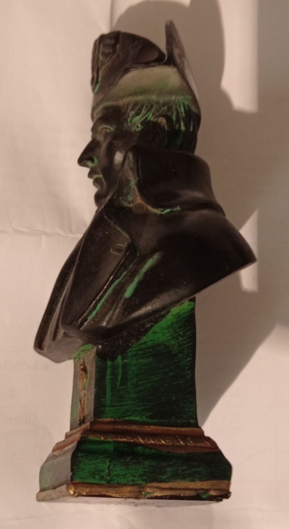 Vând sau schimb bust Napoleon din rășină cred,dimensiuni în foto.