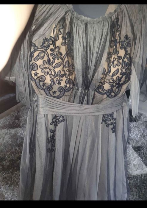 Vînd rochie, în stare foarte bună.Rochia este purtată doar câteva ore.