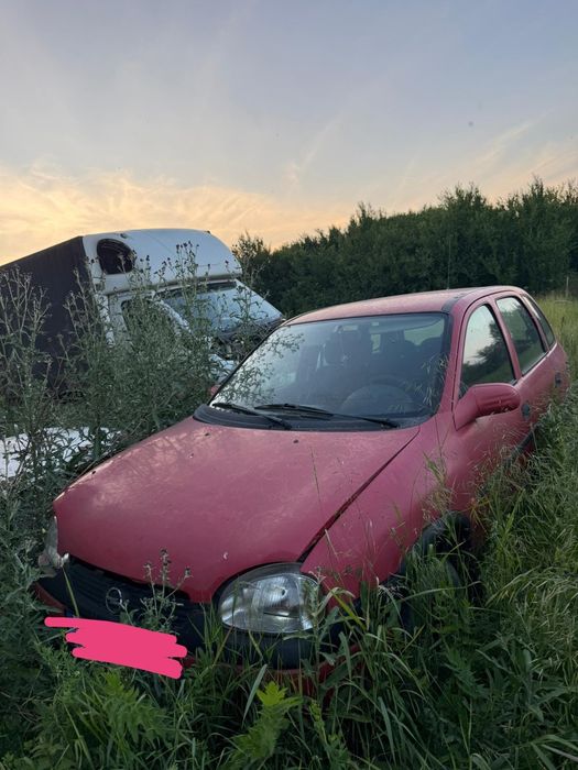 Vând două mașini opel corsa b și d
