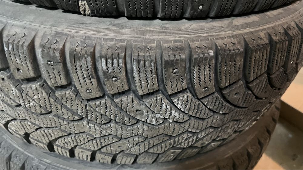 Продам зимние шипованные шины комплект (4 штуки) 215/65/16 Formula