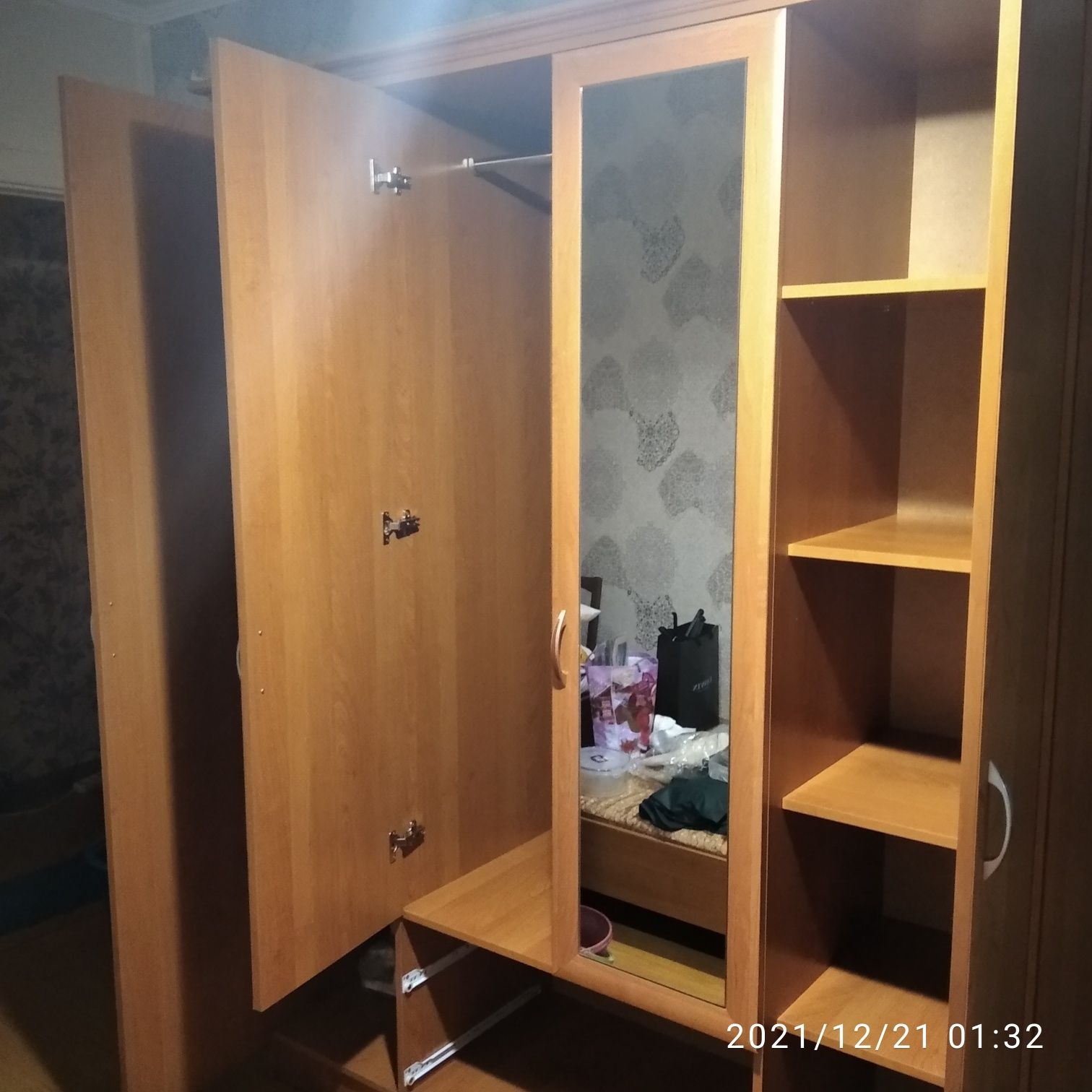 Продаётся четырехстворчатый отличный шифоньер! Цвет ольха!