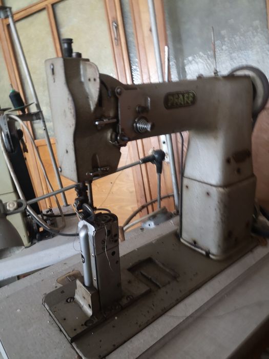 Masinâ de cusut coloană pentru piele