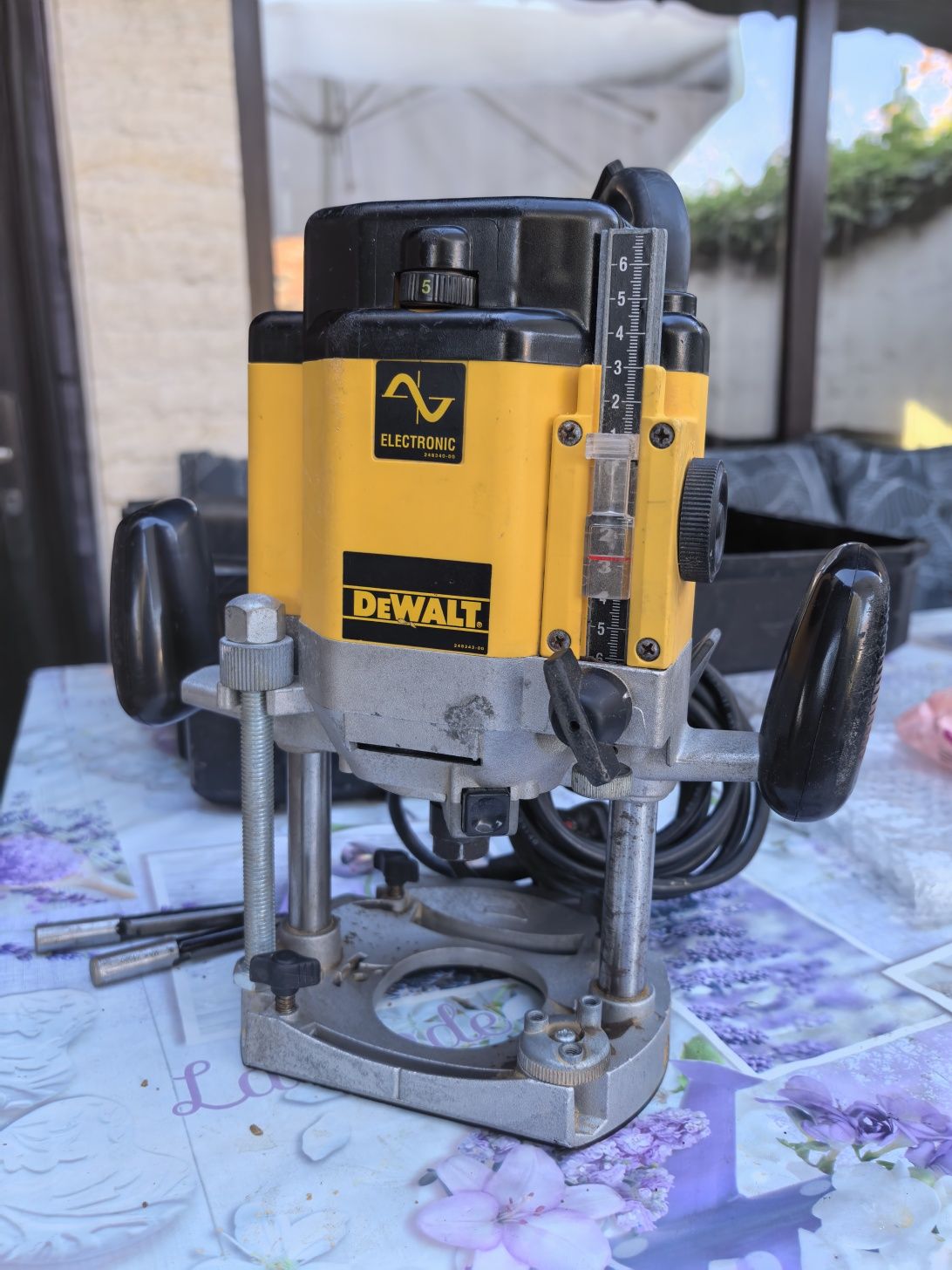 Оберфреза DeWalt DW625E 2000W