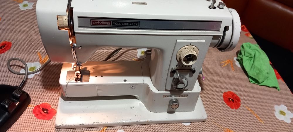 Mașină de cusut foarte ok