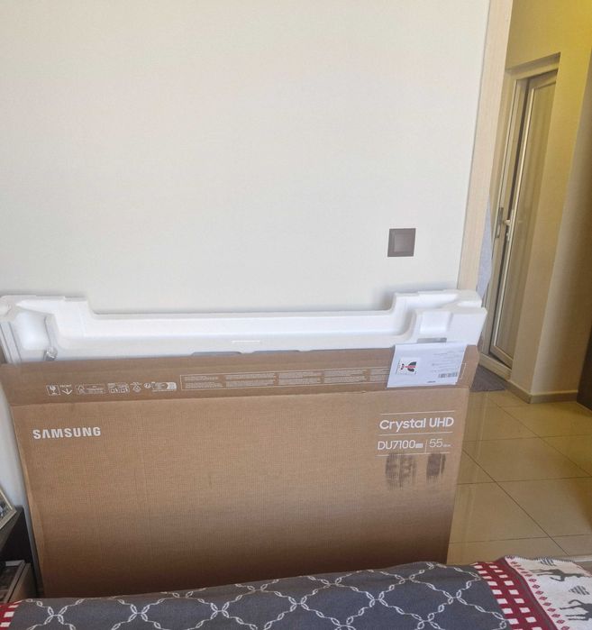 Продава се нов телевизор Самсунг 55 инча Cristal UHD DU 7100