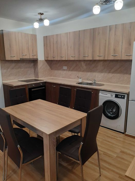 Частно лице отдава нов 3 стаен просторен апартамент 100 м2.