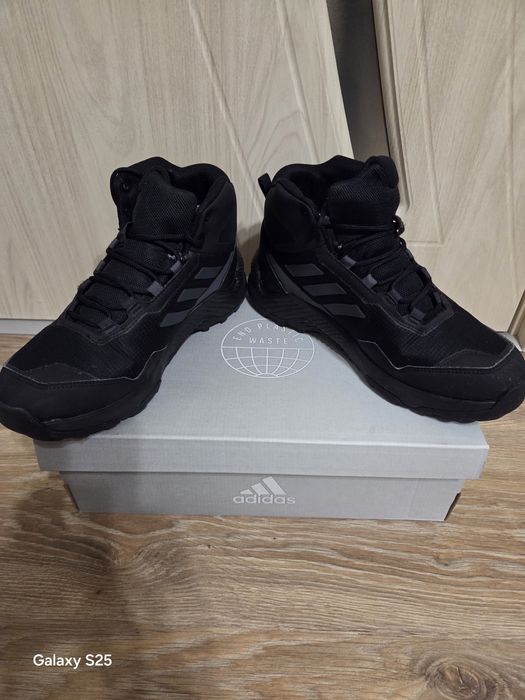 Продавам боти адидас 42 номер