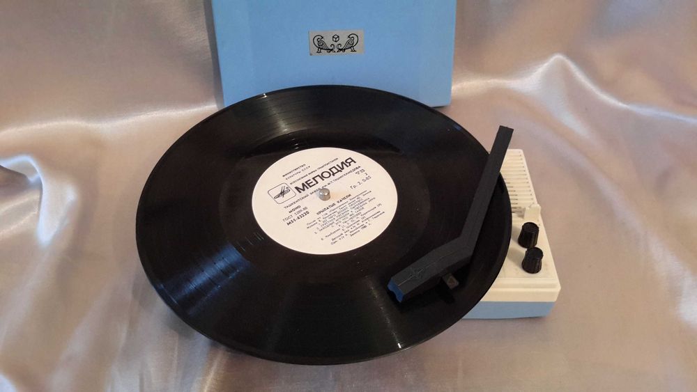 Ретро игрушка - детский электрофон (проигрыватель пластинок).