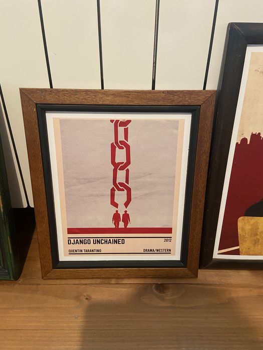 Стари дървени рамки с плакати от филми