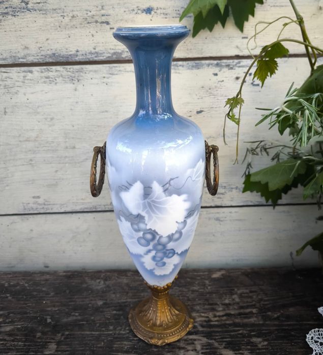 Ваза с месингови дръжки