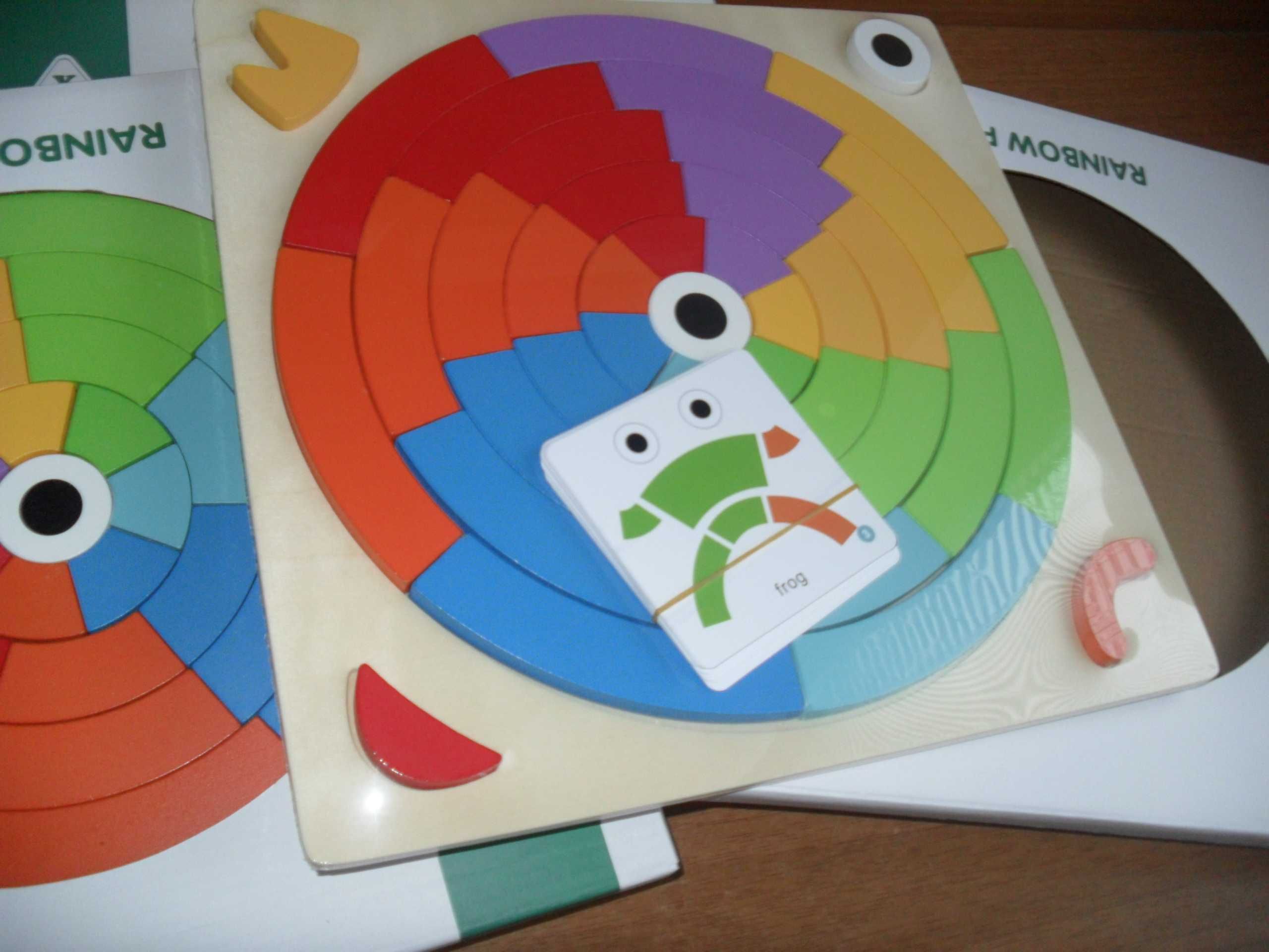 Дървени цветни блокове с карти и табла за поместване  комплект за деца
