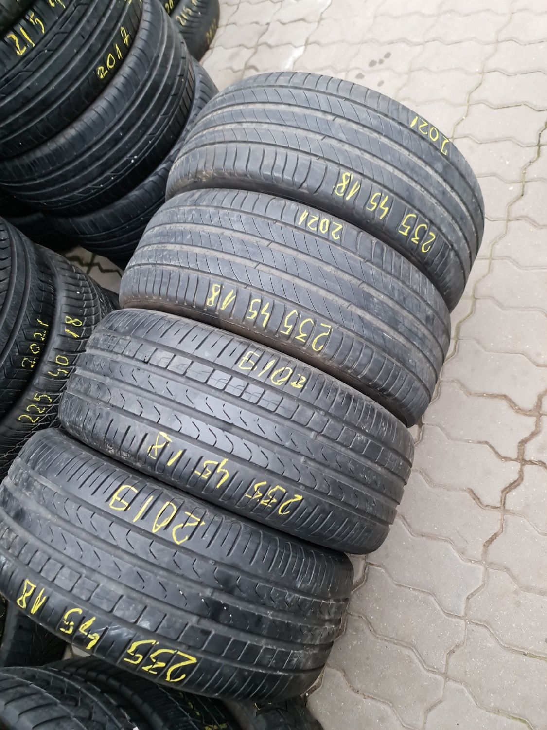 225/40/45/50/60/18”235/45/50/55/60/18"215/35/40/45/50/55/18"255/40/