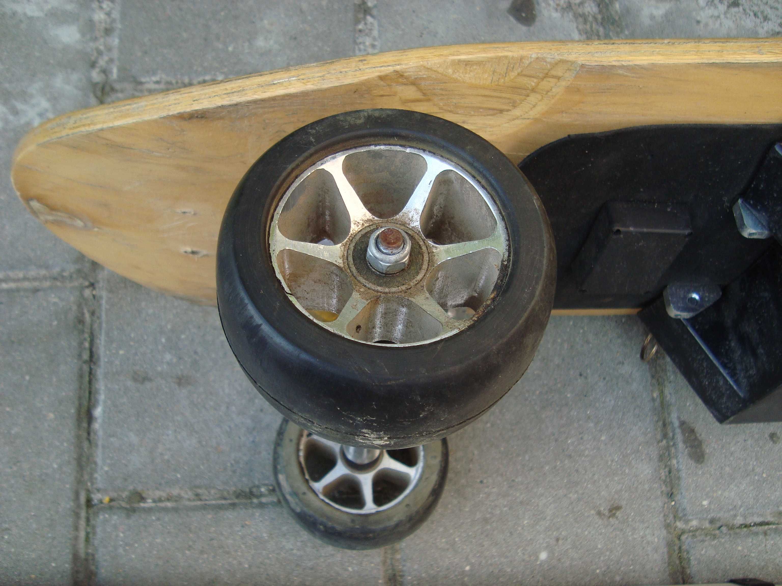 Skateboard  electric. cititi descrierea