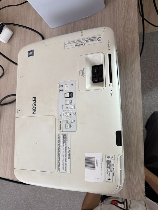 Продам на запчасти Проектор Epson EB-1945W