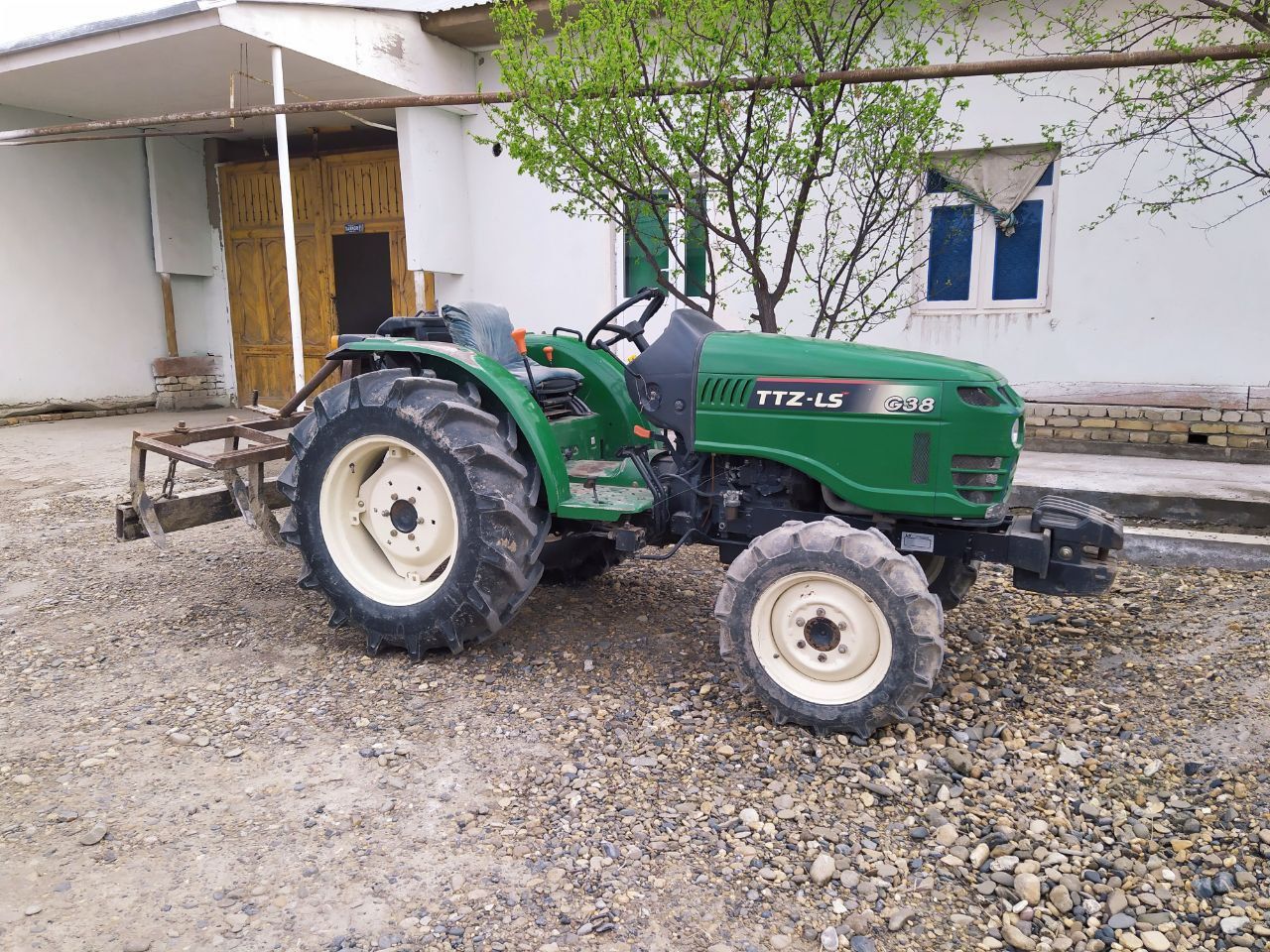 Traktor TTZ LS i38