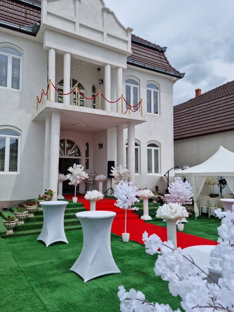 Cort de inchiriat aranjamente florale mese scaune închiriez cort decor