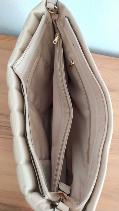 Дамска чанта в бежов цвят