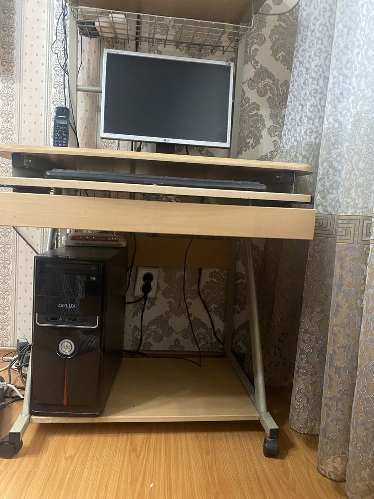 Компьютер , монитор , стол , принтер