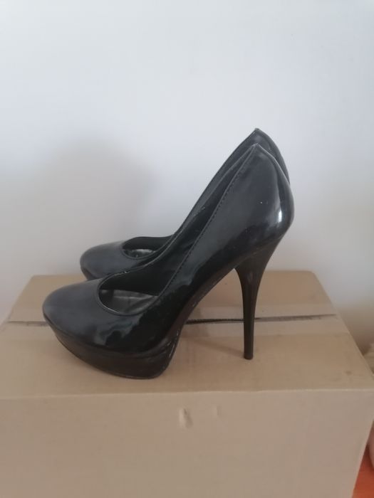 EN GROSS : 75 - 80 perechi de pantofi damă - 550 lei