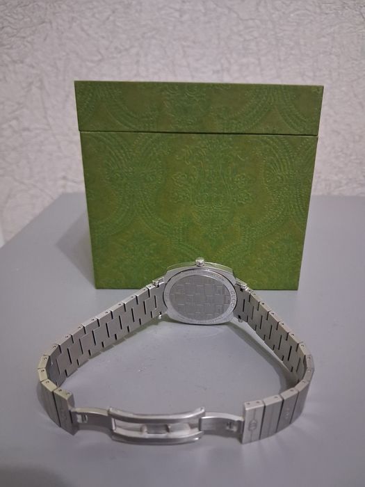 Gucci jump hour watch