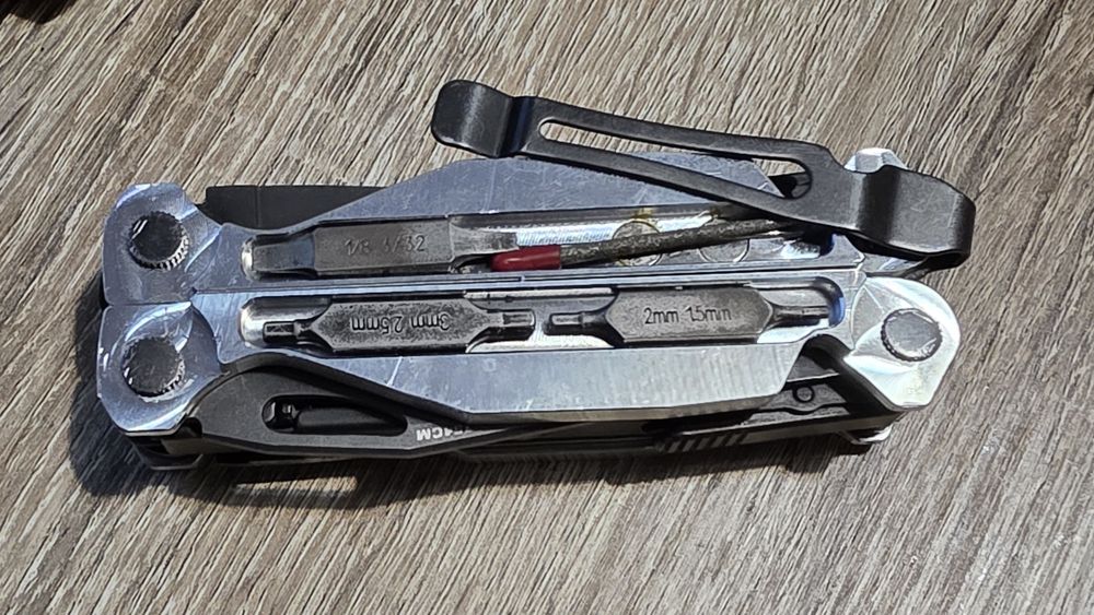 Mod Plasele manere scales Leatherman Charge + aluminiu